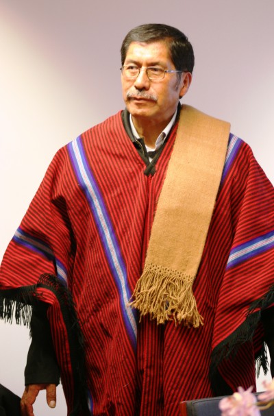Carlos Huaynoca pukeutuneena bolivialaisen kylpllikn asuun