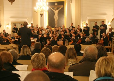 Haapaveden kamariorkesteri ja Jokilaaksojen oratoriokuoro esittmss  Mozartin Requiem teosta Ylivieskan kirkossa viime Pyhinpivn. 