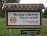 Uusi infotaulu Plassintien varressa opastaa tulijan Jokelan uudistuneeseen pappilaan..